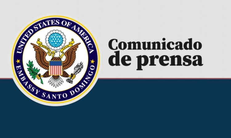 Línea gráfica oficial con el escudo de los Estados Unidos de la Embajada en Santo Domingo junto a las letras corpóreas del aviso de Comunicado de Prensa.
