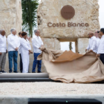 El presidente Luis Abinader desvela junto a funcionarios y empresarios una lona beige que cubre la roca de inauguración del proyecto turístico Costa Blanca en Boca Chica.