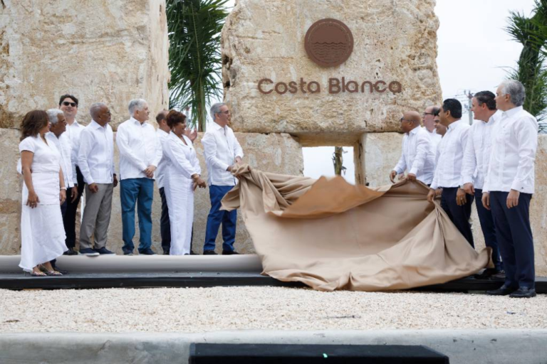 El presidente Luis Abinader desvela junto a funcionarios y empresarios una lona beige que cubre la roca de inauguración del proyecto turístico Costa Blanca en Boca Chica.