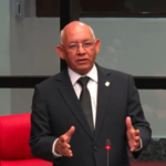 Fotografía del senador Bernardo Alemán en su curul durante la sesión del Senado de la República de este miércoles, gesticulando mientras ofrece sus declaraciones de disculpa.