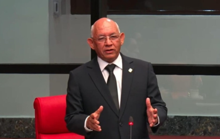Fotografía del senador Bernardo Alemán en su curul durante la sesión del Senado de la República de este miércoles, gesticulando mientras ofrece sus declaraciones de disculpa.