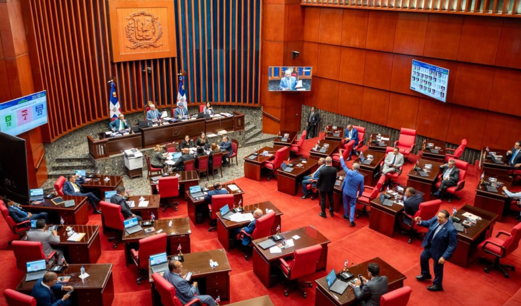 Vista panorámica del hemiciclo del Senado de la República Dominicana durante la votación y aprobación en primera lectura de la reforma de control de financiamiento político.