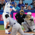 Vista de acción donde Shohei Ohtani (17) conecta un cuadrangular solitario ante el abridor de los Rockies, Tomoyuki Sugano, mientras el receptor Hunter Goodman sigue la trayectoria de la pelota en el Dodgers Stadium.