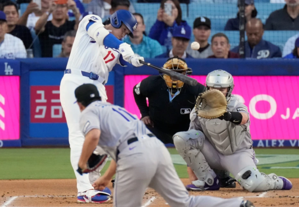 Vista de acción donde Shohei Ohtani (17) conecta un cuadrangular solitario ante el abridor de los Rockies, Tomoyuki Sugano, mientras el receptor Hunter Goodman sigue la trayectoria de la pelota en el Dodgers Stadium.