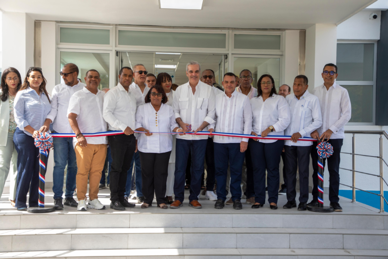 Entregan Hospital Jaime Sánchez en Barahona tras retrasos