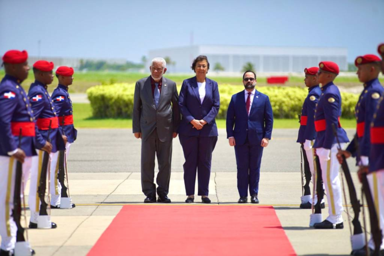 Presidenta de Surinam arriba a RD para agenda oficial