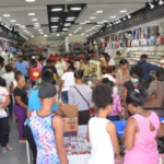 Comercio Duarte y Villa Consuelo desbordado por Madres