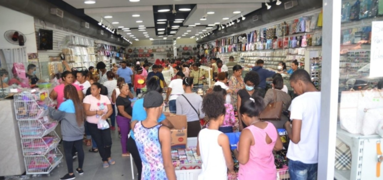 Comercio Duarte y Villa Consuelo desbordado por Madres