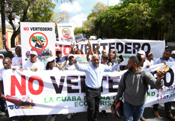 Protesta en La Cuaba contra vertedero Oak House y reclamo al presidente Abinader