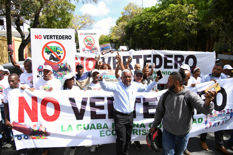 Protesta en La Cuaba contra vertedero Oak House y reclamo al presidente Abinader
