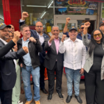 Fotografía del congresista Adriano Espaillat junto a Anthony Peña, Radhamés Rodríguez y Francisco Marte en un gesto de unidad.