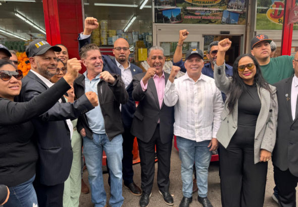 Fotografía del congresista Adriano Espaillat junto a Anthony Peña, Radhamés Rodríguez y Francisco Marte en un gesto de unidad.