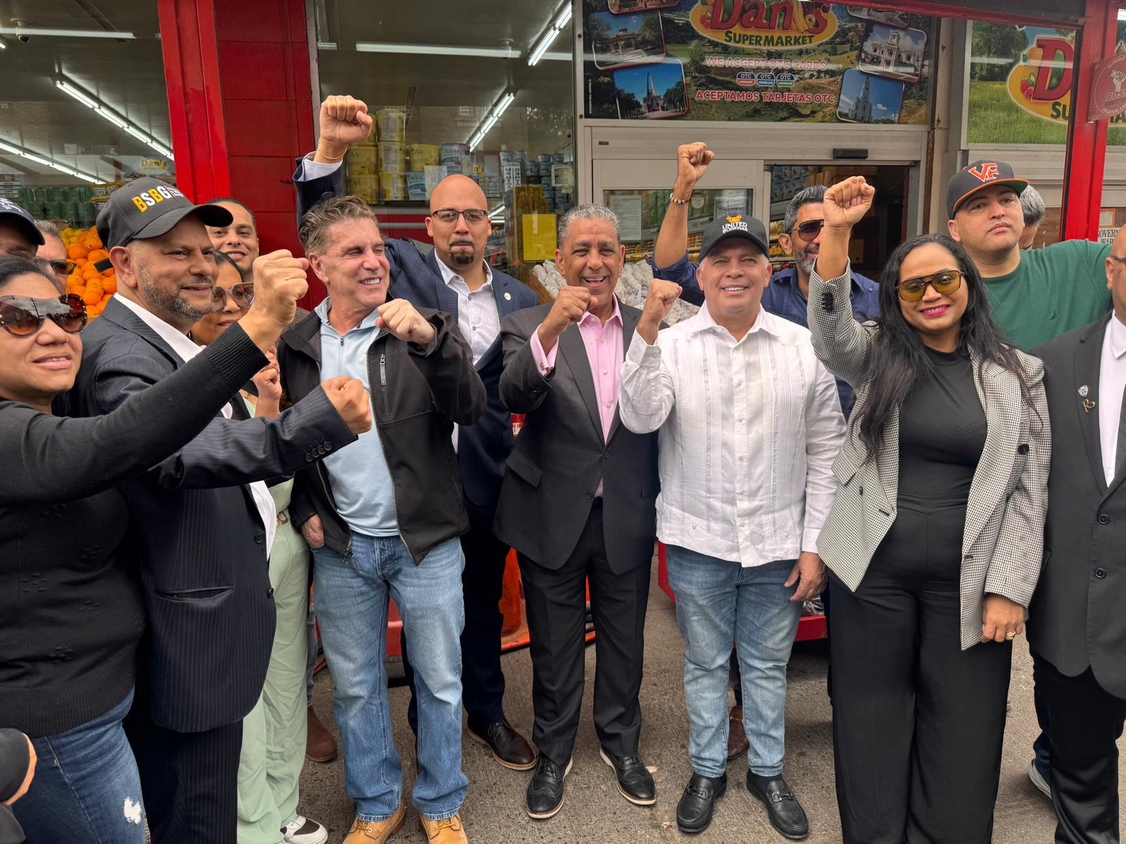 Fotografía del congresista Adriano Espaillat junto a Anthony Peña, Radhamés Rodríguez y Francisco Marte en un gesto de unidad.