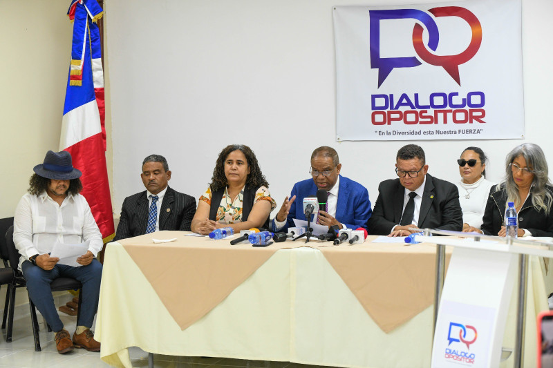 Representantes de la FP, PLD y PRD frente a los micrófonos en rueda de prensa, con rostros de rechazo.