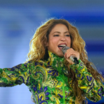 Shakira posando con un balón en el césped del Estadio Maracaná durante la grabación del video "Dai Dai".