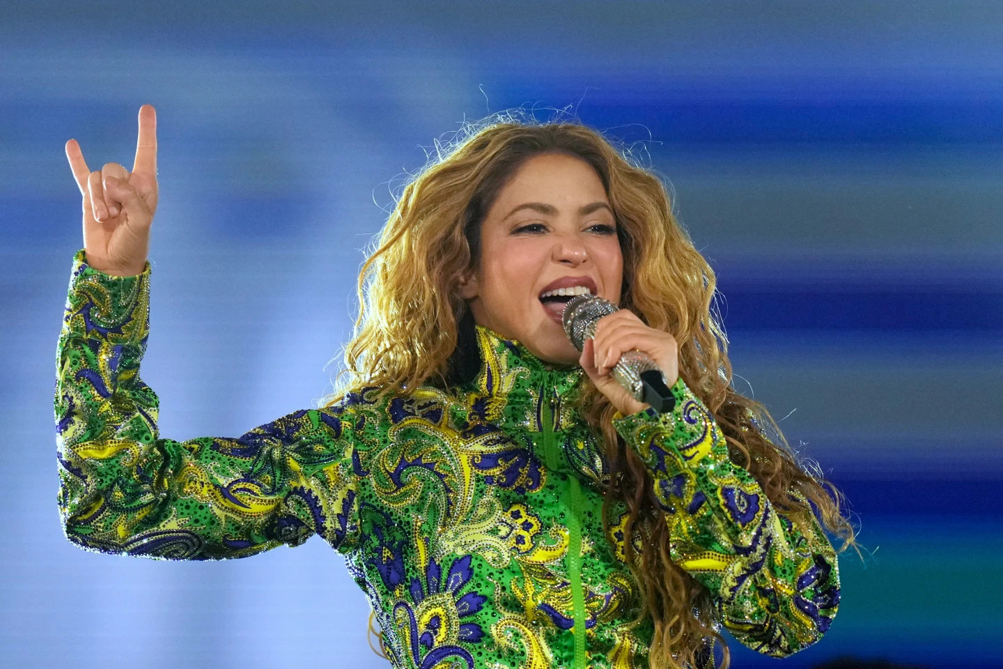 Shakira posando con un balón en el césped del Estadio Maracaná durante la grabación del video "Dai Dai".