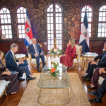 "Presidente Luis Abinader junto a empresarios costarricenses y el canciller Roberto Álvarez."