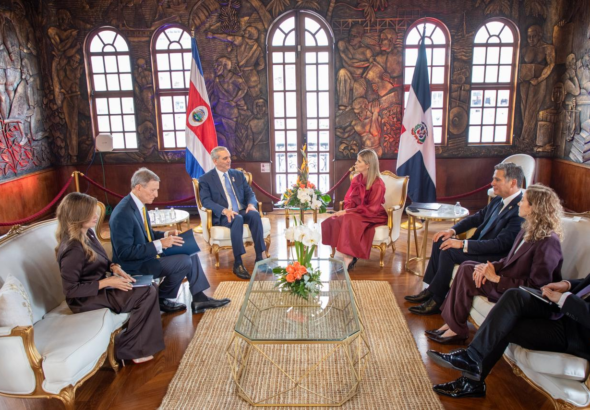 "Presidente Luis Abinader junto a empresarios costarricenses y el canciller Roberto Álvarez."