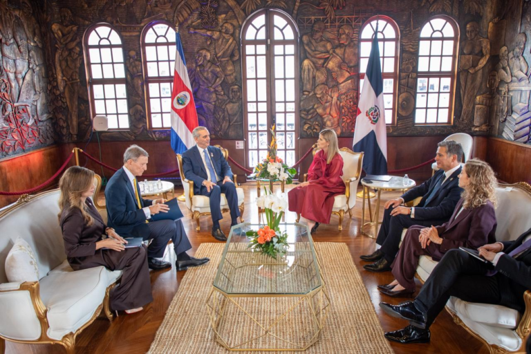 "Presidente Luis Abinader junto a empresarios costarricenses y el canciller Roberto Álvarez."