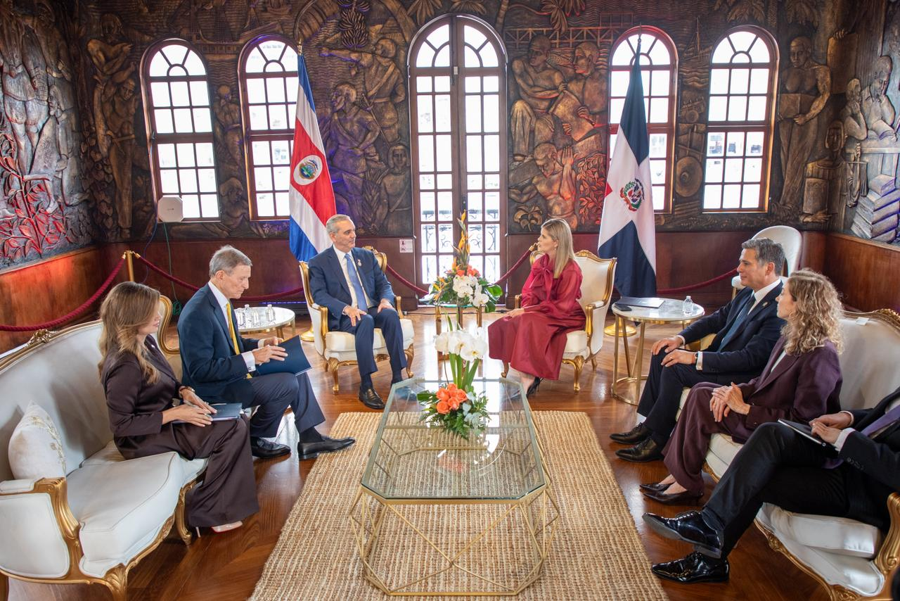 "Presidente Luis Abinader junto a empresarios costarricenses y el canciller Roberto Álvarez."