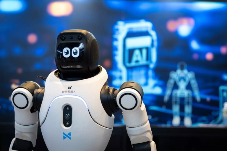 : "Robots humanoides en Hong Kong: El futuro de la IA emocional y el boxeo mecánico"