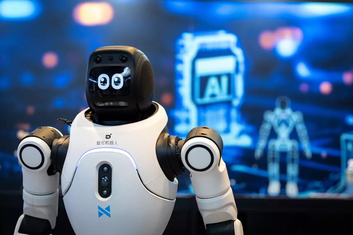 : "Robots humanoides en Hong Kong: El futuro de la IA emocional y el boxeo mecánico"