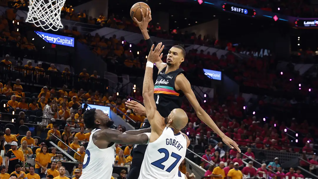 "Knicks a un paso de la barrida y Marcell Ozuna alcanza los 300 jonrones: Lo mejor del deporte hoy"