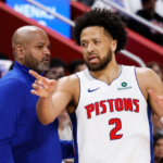 "El entrenador J.B. Bickerstaff celebra junto a sus jugadores la histórica victoria en el séptimo juego contra el Orlando Magic, asegurando el pase de los Pistons a las semifinales de la Conferencia Este."