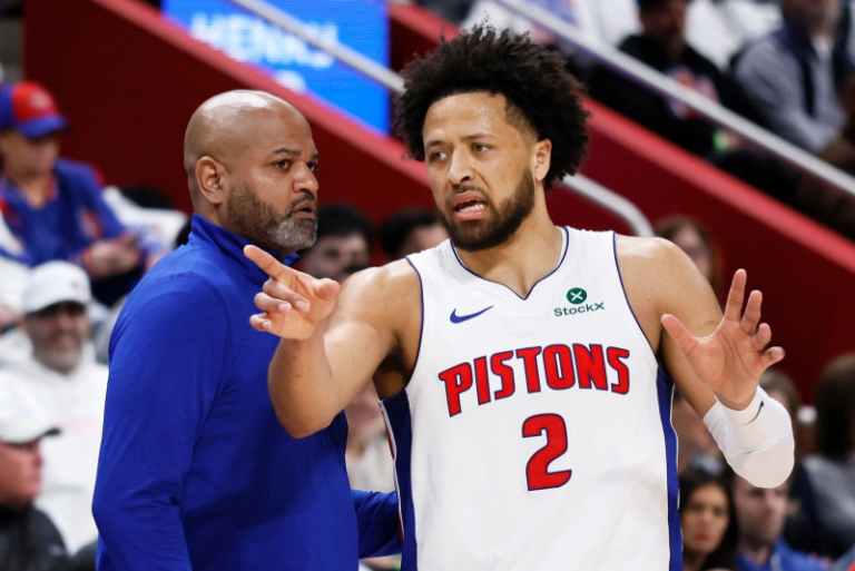 "El entrenador J.B. Bickerstaff celebra junto a sus jugadores la histórica victoria en el séptimo juego contra el Orlando Magic, asegurando el pase de los Pistons a las semifinales de la Conferencia Este."