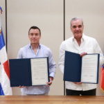 "Daniel Noboa y Luis Abinader se encuentran sentados junto a sus equipos de ministros en una reunión sobre inversiones y trabajo, en un salón oficial de la República Dominicana. "
