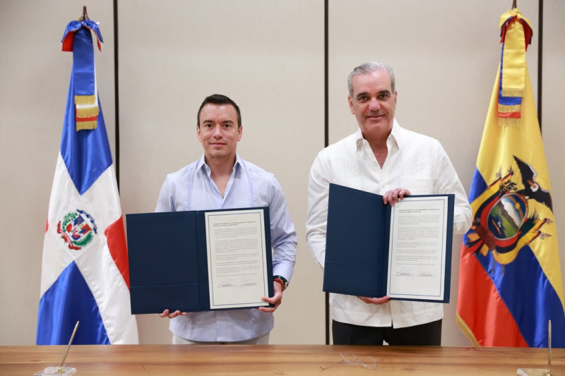 "Daniel Noboa y Luis Abinader se encuentran sentados junto a sus equipos de ministros en una reunión sobre inversiones y trabajo, en un salón oficial de la República Dominicana. "