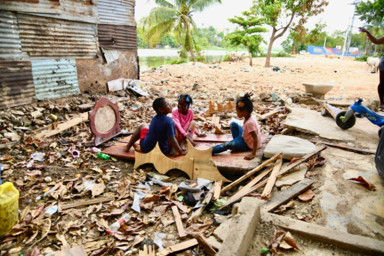 Después de tres días de la llegada del ministro de la Presidencia, José Ignacio Paliza, a la zona de Las Lilas en Santo Domingo Este, los habitantes se encuentran en una situación incierta debido a la amenaza de desalojo.