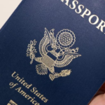 El Gobierno de Estados Unidos comenzará a revocar los pasaportes estadounidenses de miles de padres que mantienen grandes deudas por manutención infantil no pagada, según informó el Departamento de Estado.