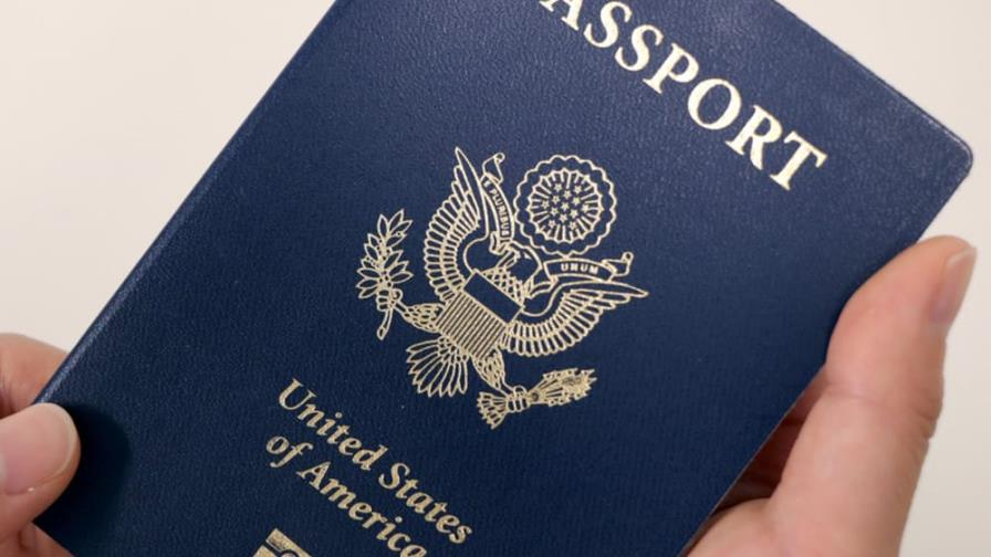 El Gobierno de Estados Unidos comenzará a revocar los pasaportes estadounidenses de miles de padres que mantienen grandes deudas por manutención infantil no pagada, según informó el Departamento de Estado.