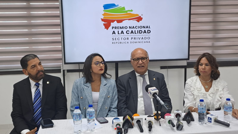 Ángelo Viro, presidente de ANEIH, anuncia el Premio Nacional a la Calidad 2026 en Santo Domingo.
