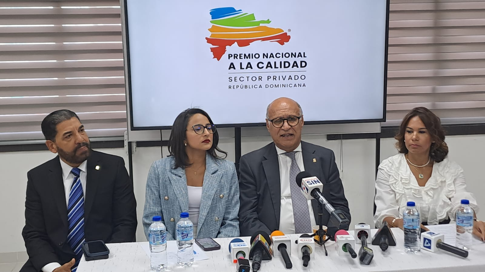 Ángelo Viro, presidente de ANEIH, anuncia el Premio Nacional a la Calidad 2026 en Santo Domingo.