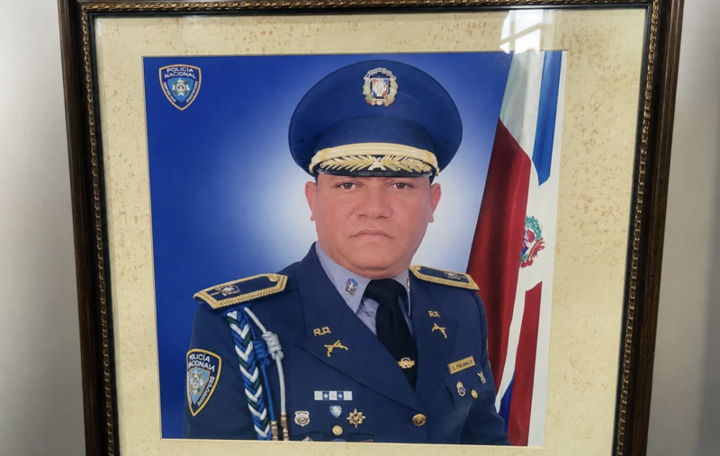 "Retrato del teniente coronel retirado Carmelo Polanco, cuya muerte en La Ciénaga involucra a cuatro agentes de la Policía Nacional."