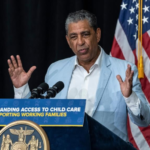 El congresista Adriano Espaillat sonríe y saluda a miembros de la organización sindical AFL-CIO durante un evento político de campaña en la ciudad de Nueva York.
