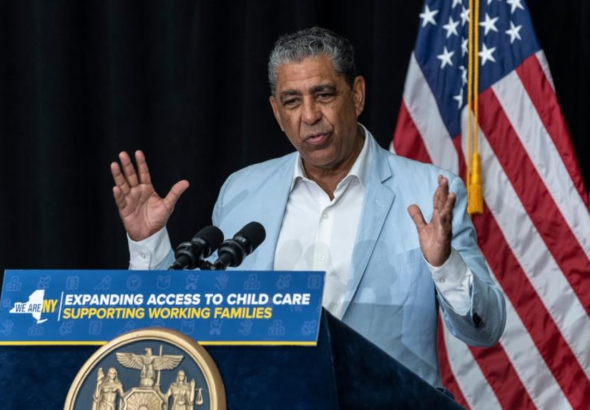 Adriano Espaillat logra prohibir compra de datos en EE. UU.