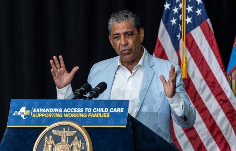 El congresista Adriano Espaillat sonríe y saluda a miembros de la organización sindical AFL-CIO durante un evento político de campaña en la ciudad de Nueva York.
