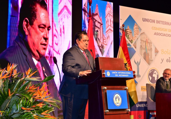 Jhon Richard Paniagua Feliz juramentado en la Comisión de Asuntos Americanos de la UINL.