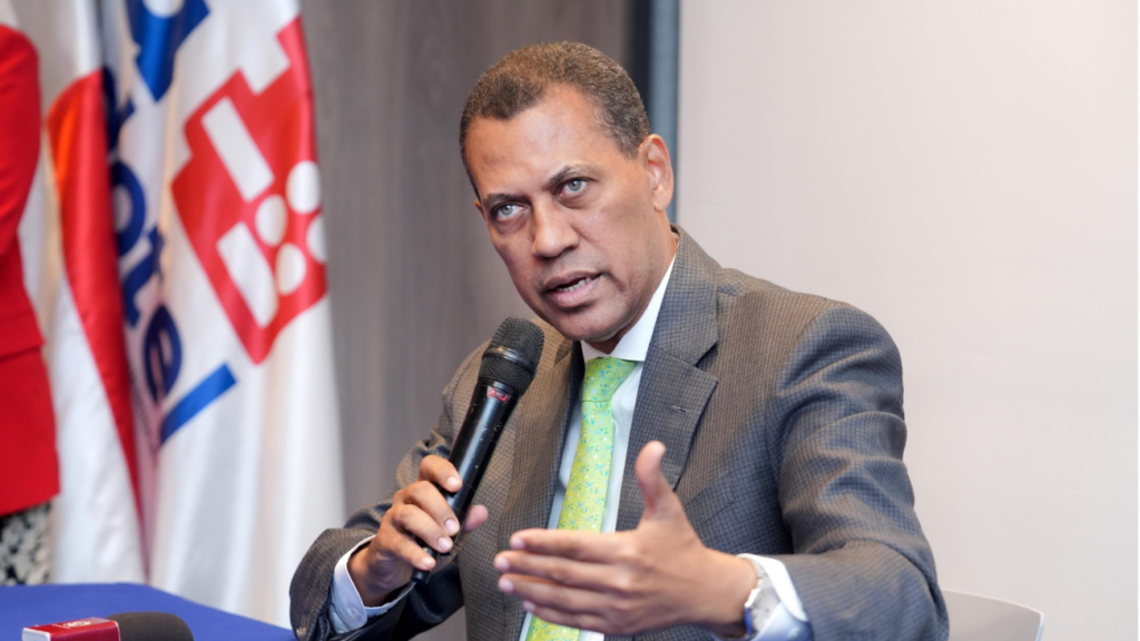 Rueda de prensa de Indotel en Santo Domingo para el lanzamiento de la campaña nacional de seguridad en línea 2026.
