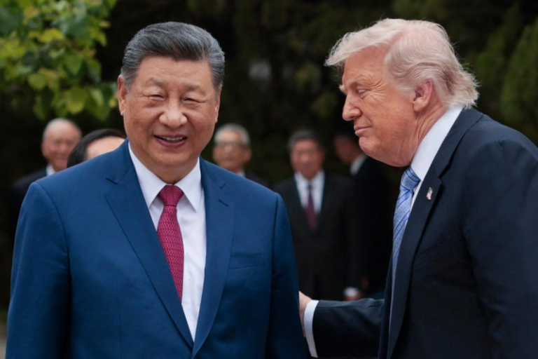 Donald Trump y Xi Jinping estrechan la mano sonrientes durante su histórica reunión bilateral de negocios en Pekín, China