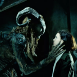 Fotograma icónico de la película mostrando a la niña Ofelia frente al Fauno en las ruinas del laberinto de piedra