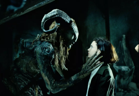 Fotograma icónico de la película mostrando a la niña Ofelia frente al Fauno en las ruinas del laberinto de piedra