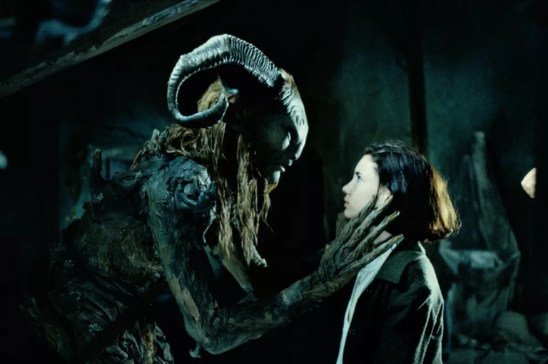 Fotograma icónico de la película mostrando a la niña Ofelia frente al Fauno en las ruinas del laberinto de piedra