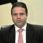 ¡ALERTA ECONÓMICA PARA RD! El economista Richard Medina (PLD) advierte que la economía dominicana podría sufrir una desaceleración en los próximos meses debido a la crisis petrolera y la inflación en EE. UU., la cual escaló a un preocupante 3.8%.