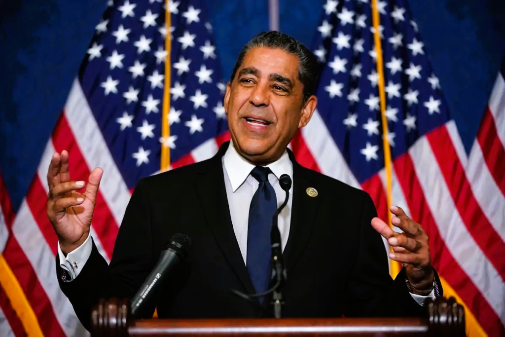 "El congresista Adriano Espaillat durante un acto político en Nueva York detallando sus iniciativas legislativas para el año 2026.