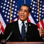 "El congresista Adriano Espaillat durante un acto político en Nueva York detallando sus iniciativas legislativas para el año 2026.