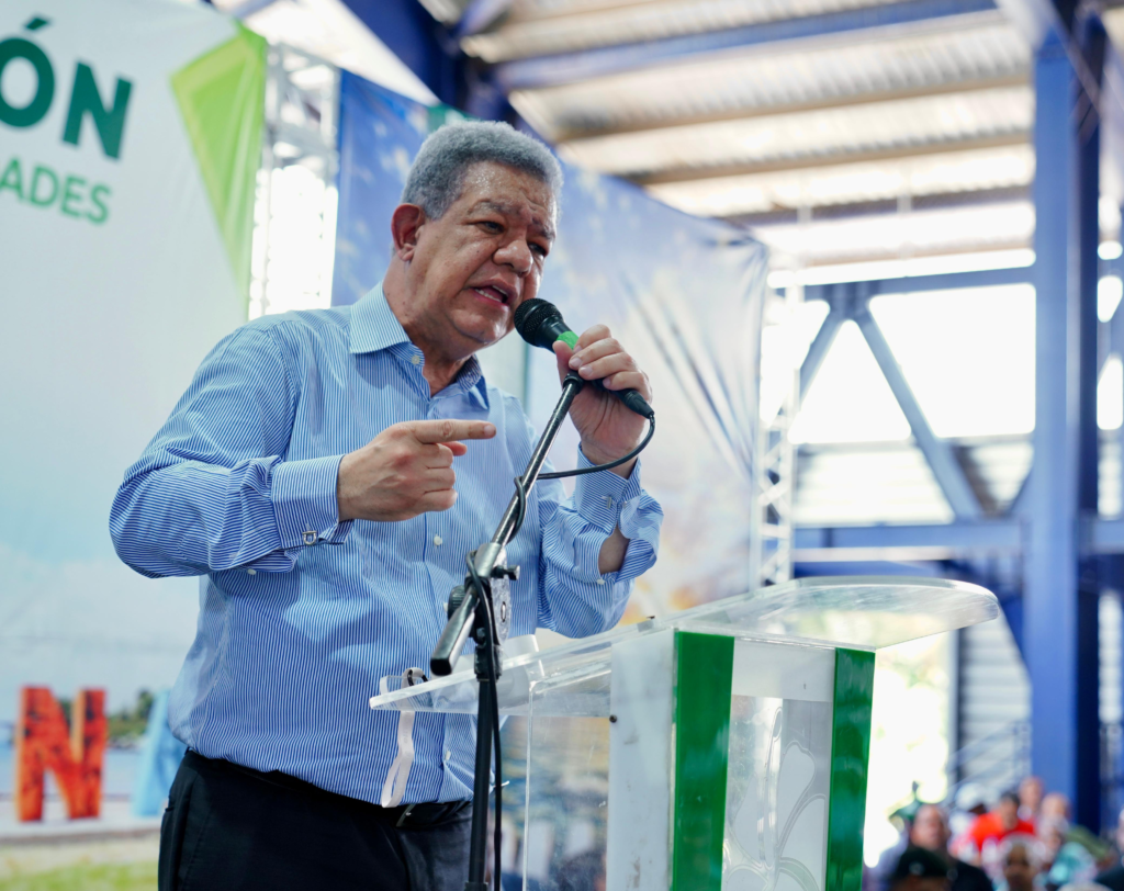 "El expresidente Leonel Fernández habla ante una multitud durante el acto de juramentación de la Fuerza del Pueblo en la provincia de Samaná."